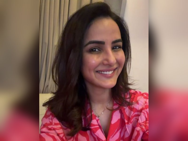 Jasmin Bhasin celebrates ‘good skin day’ with no filters, no make-up