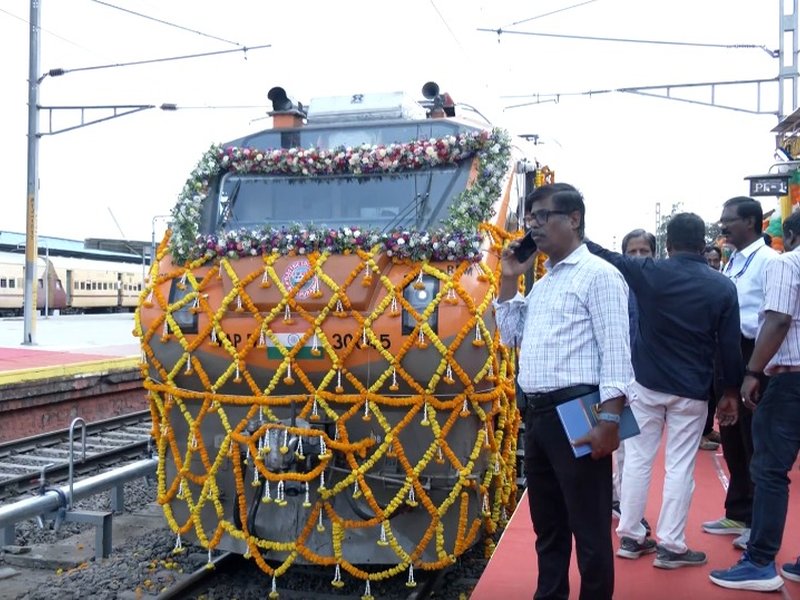पीएम मोदी ने पोदनूर-धनबाद अमृत भारत एक्सप्रेस को दिखाई हरी झंडी, डीआरएम ने बताईं खूबियां 