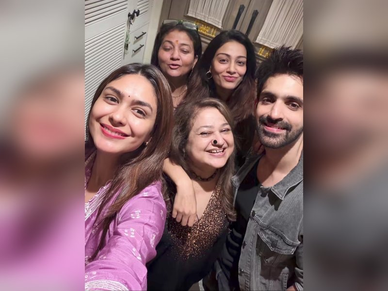 Mrunal Thakur reunites with BFFs from her former TV show Kumkum Bhagya 