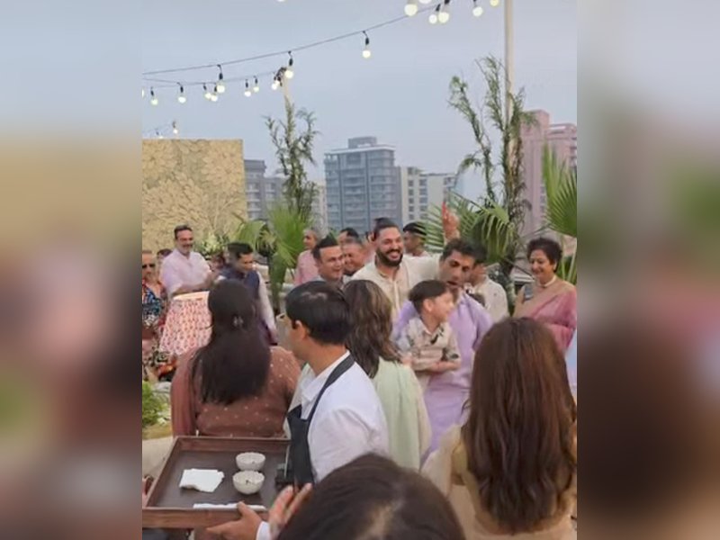 Farhan Akhtar, Virender Sehwag, Yuvraj Singh, Zaheer Khan dance at Kritika–Gaurav’s wedding entry