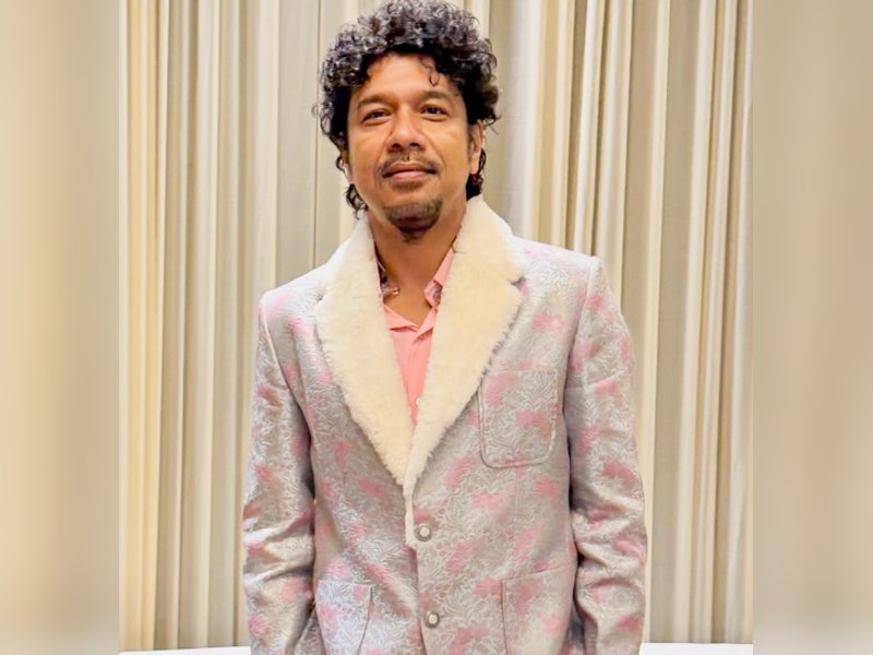 Papon’s train journey from Surat to Mumbai features his Gamosa, a piece of his childhood