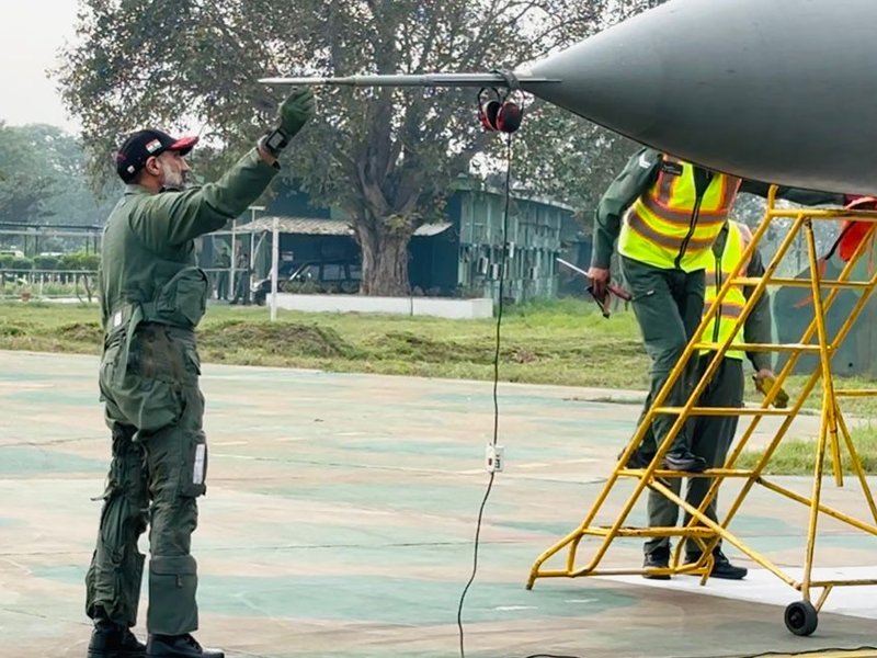 भारतीय वायुसेना प्रमुख ने फ्रंटलाइन एयरबेस का किया दौरा, उड़ाया मिग-29 अपग्रेड