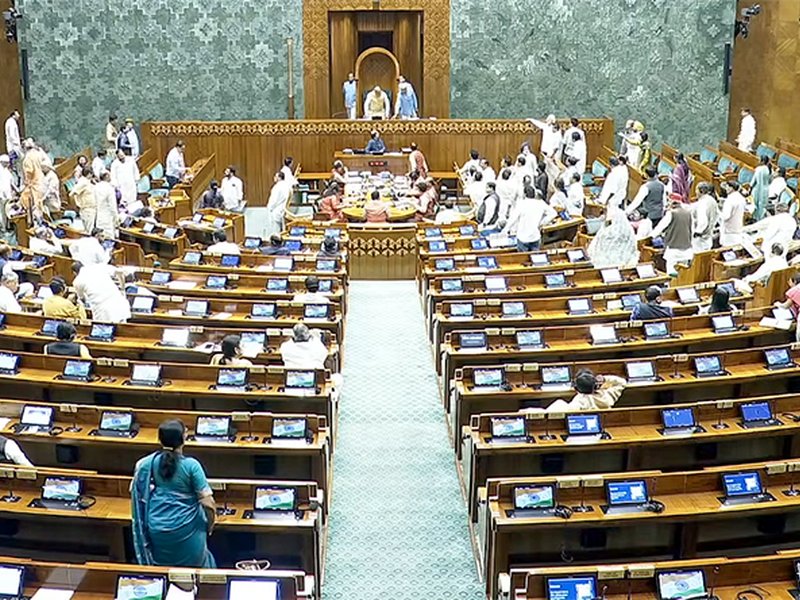 एलजीपी संकट और 8 सांसदों के निलंबन पर लोकसभा में हंगामा, कार्यवाही स्थगित