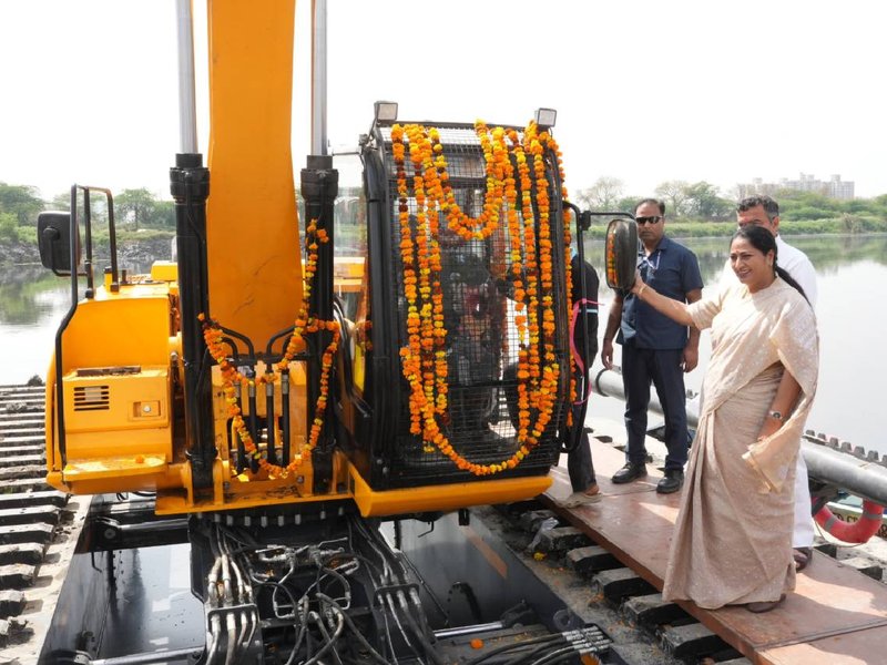 दिल्ली में ड्रेनों की सफाई के लिए आधुनिक मशीनों का इस्तेमाल शुरू, जलभराव से मिलेगी राहत