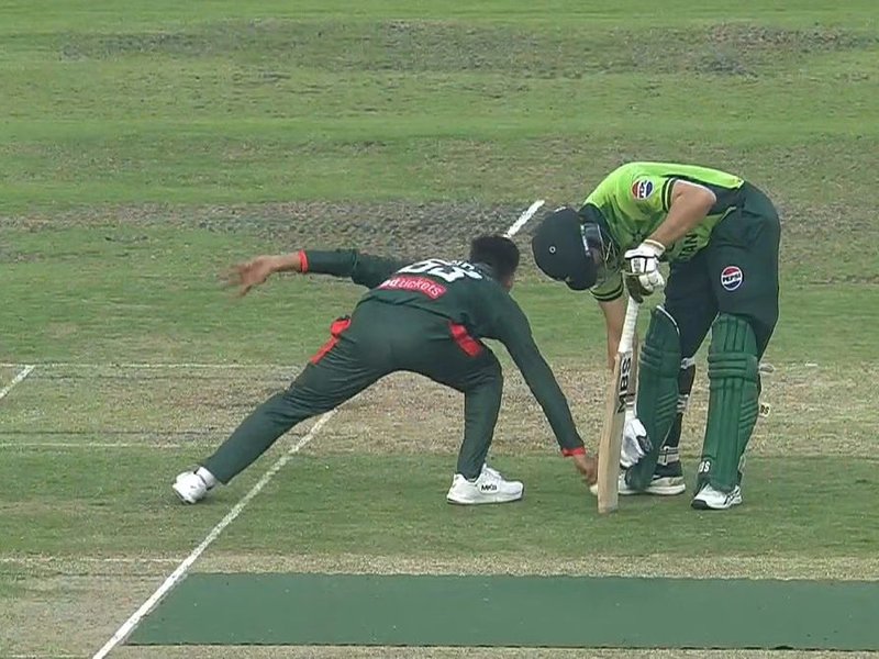 BAN vs PAK: Salman Agha run out in bizarre fashion after picking up the ball in 2nd ODI (Credit- screengrab/ bangladesh cricket)