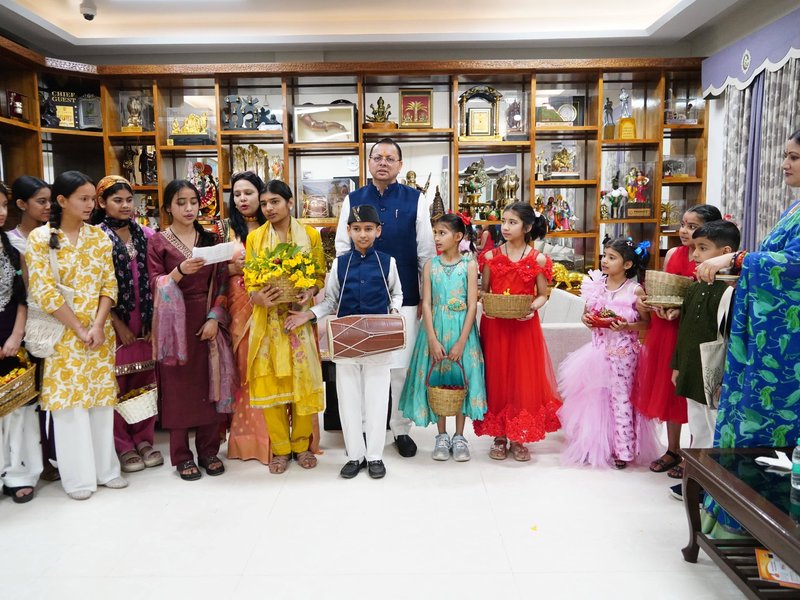 उत्तराखंड: मुख्यमंत्री धामी ने बच्चों के साथ मनाया 'फूलदेई', कहा- यह लोकपर्व हमारी सांस्कृतिक धरोहर