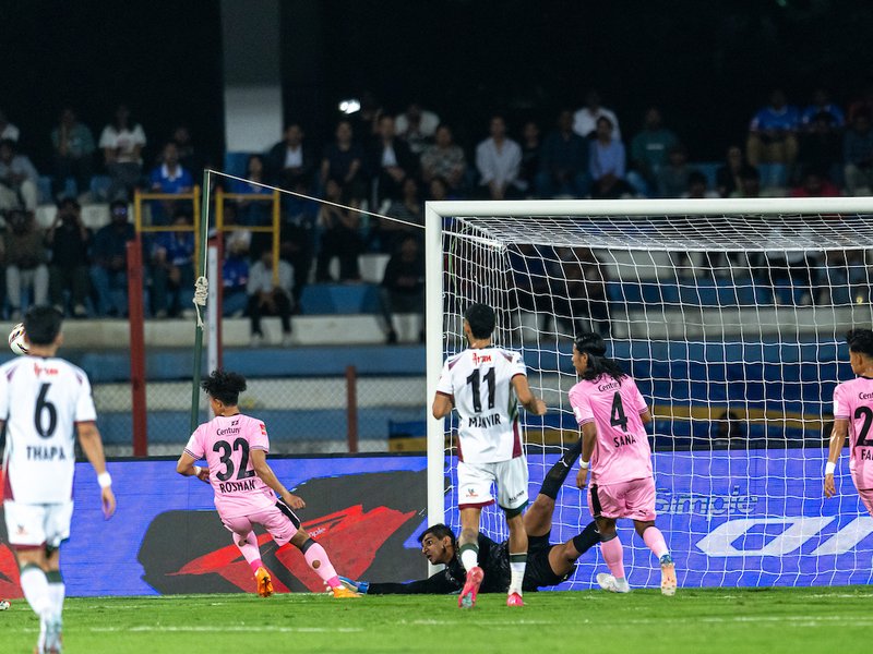 Bengaluru FC halt winning run of Mohun Bagan Super Giants in the Indian Super League (ISL) 2025-26 season at the Sree Kanteerava Stadium in Bengaluru on Saturday. Photo credit: AIFF
