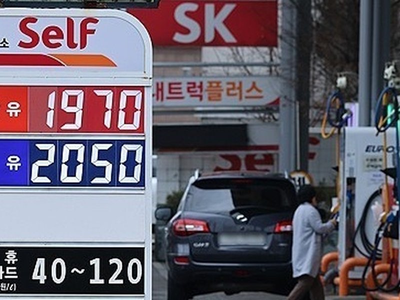 Retail fuel prices drop in S. Korea after implementation of price cap system