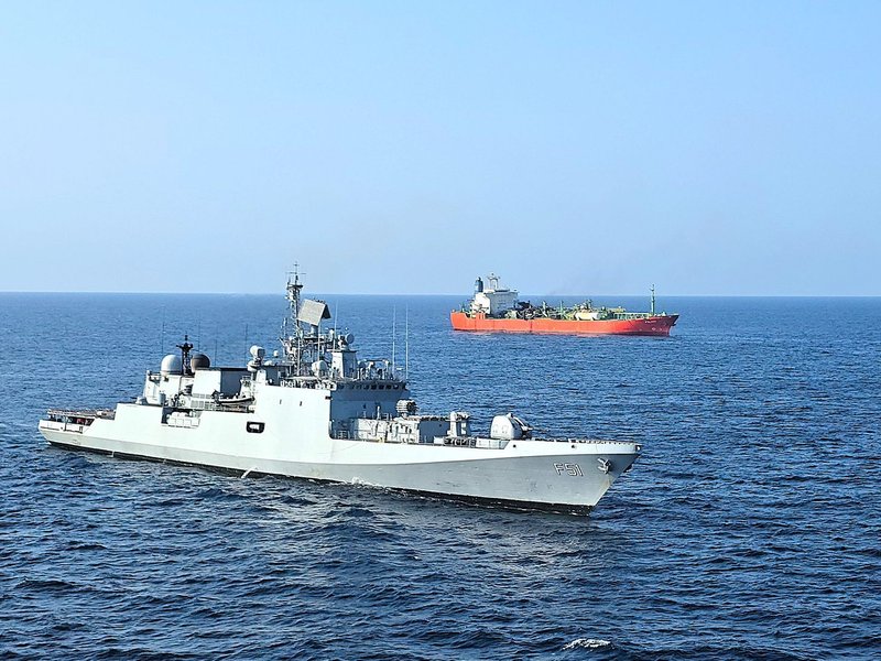स्ट्रेट ऑफ होर्मुज से भारतीय फ्लैग शिप के आने का सिलसिला जारी, नेवी के वॉरशिप कर रहे हैं एस्कॉर्ट