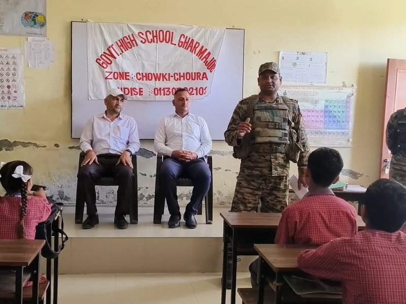 जम्मू-कश्मीर: भारतीय सेना ने घर माजूर स्कूल में ‘प्रहार डॉक्ट्रिन’ पर जागरूकता अभियान चलाया