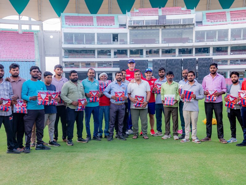 IPL 2026: Langer, Moody present LSG jerseys to groundsmen at Ekana (Credit: X/Lucknow Super Giants)