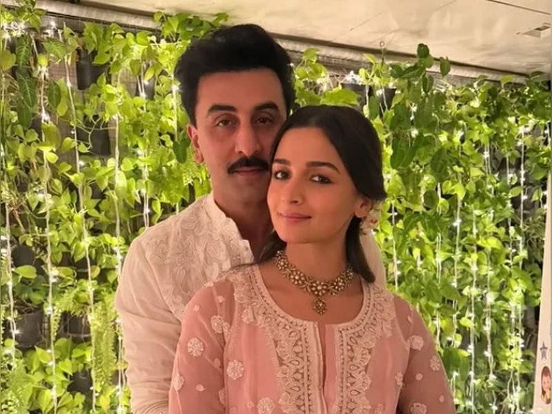 Ranbir Kapoor asks paparazzi for Alia Bhatt's birthday cake at airport in a playful remark 