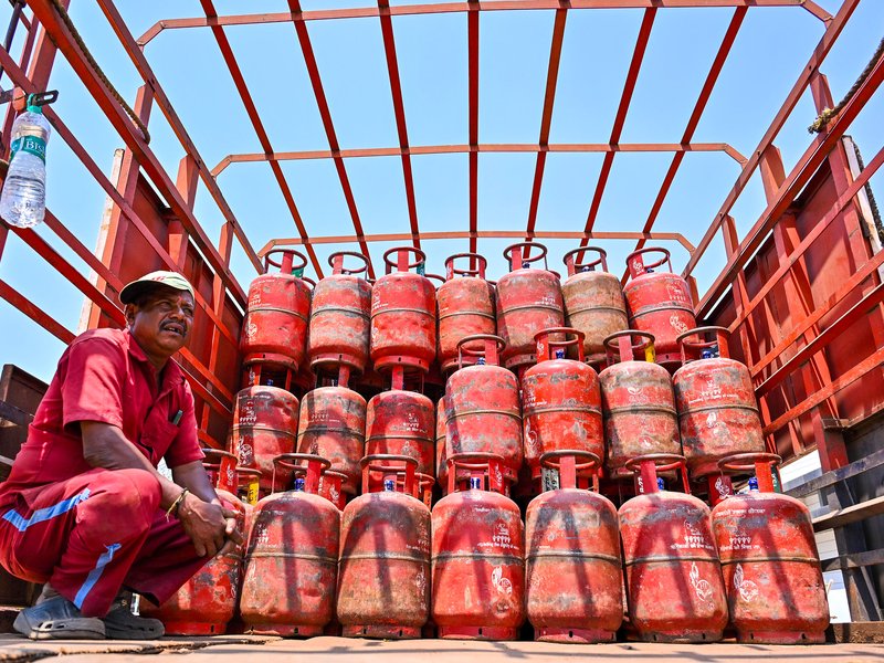 मध्य पूर्व तनाव के चलते होर्मुज जलडमरूमध्य में फंसी 3 लाख टन एलपीजी, सप्लाई पर पड़ सकता है असर: सरकारी अधिकारी