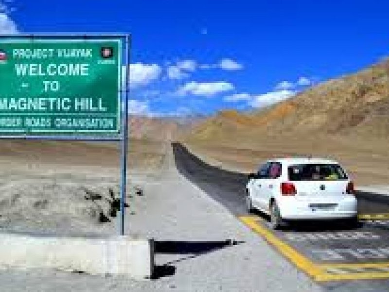 ग्रैविटी के नियमों को चुनौती देता है देश के इस हिस्से में स्थित 'मैग्नेटिक हिल', अपने आप चलती है गाड़ियां 