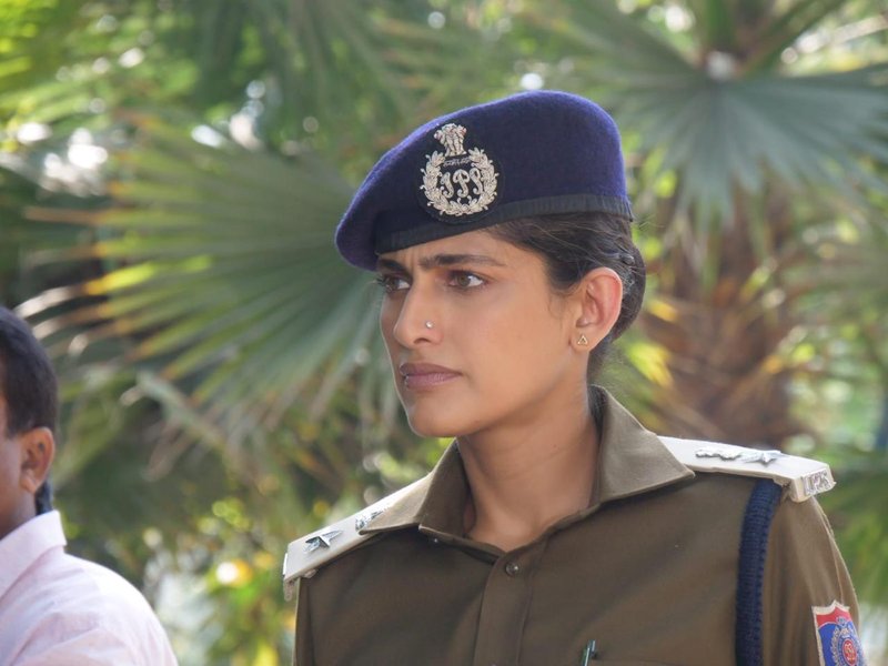 रानी मुखर्जी से लेकर क्रुबा सैत तक, जब वर्दी में इन अभिनेत्रियों ने पर्दे पर लिखी ताकत की नई परिभाषा