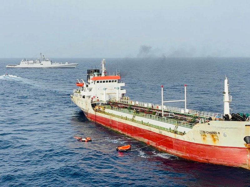 ओमान की खाड़ी के पास इंडियन नेवी ने बढ़ाई अपने वॉरशिप की तादाद, भारतीय फ्लैग्ड शिप्स को कर रही है एस्कॉर्ट