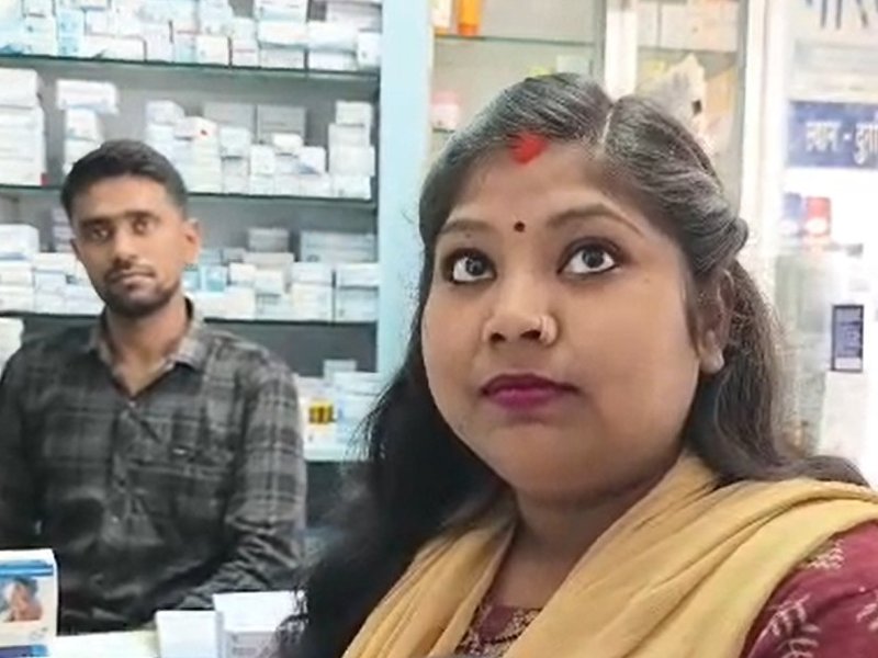 झारखंड: दुमका में 'पीएम जन औषधि' से कम कीमत पर दवाइयां खरीद रहे लोग 