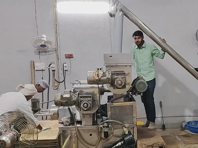 शेखपुरा में पीएमईजीपी योजना का लाभ लेकर युवा ने खोल डाली पास्ता की फैक्ट्री, दूसरों को दे रहे हैं रोजगार