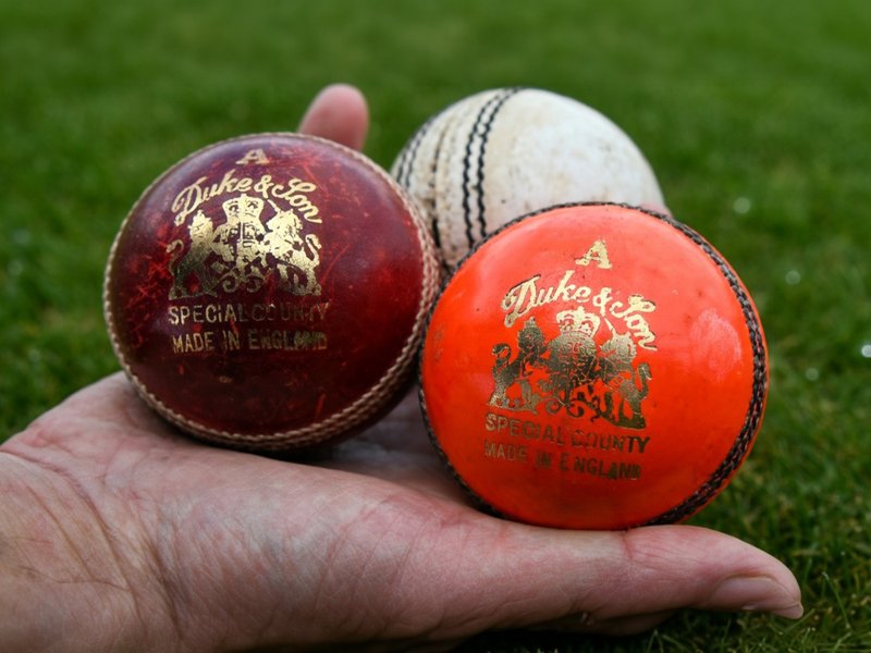 युद्ध के बीच शिपिंग में रुकावट, इंग्लिश क्रिकेट को करना पड़ सकता है 'ड्यूक' गेंदों का सामना