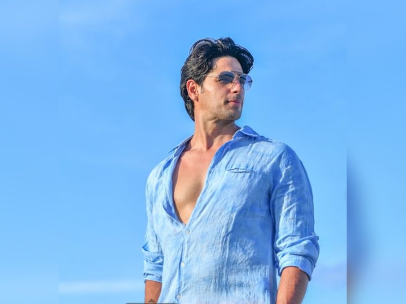 सिद्धार्थ मल्होत्रा को भा गई 'धुरंधर 2,' बोले, पावर-पैक्ड परफॉर्मेंस सिर्फ एंटरटेन नहीं करती, आपके साथ रह जाती है