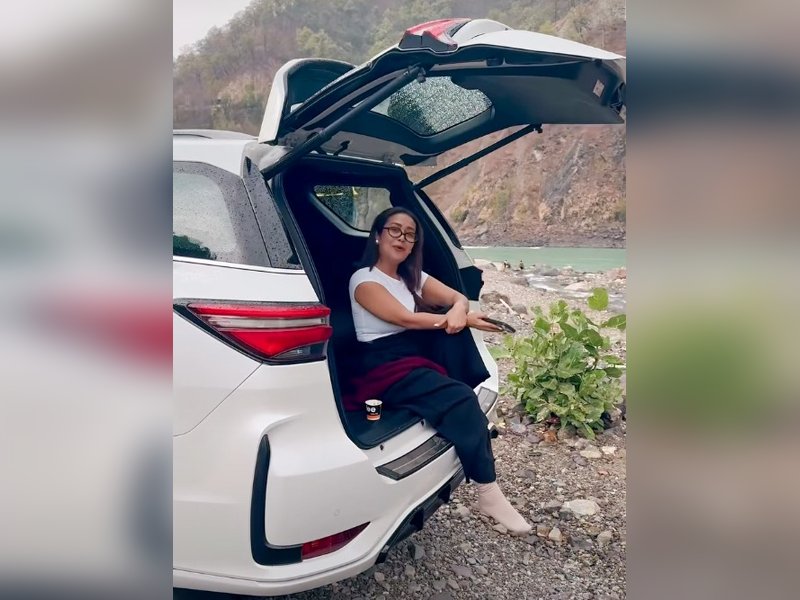 Neha Kakkar enjoys barish & chai with a beautiful rendition of Arijit Singh's 'Tumse Behtar'