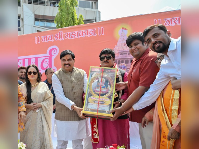 उज्जैन में धूमधाम से मनाया गया 'चेटी चंड' का पर्व, विंटेज गाड़ियों में सवार होकर जया प्रदा, आफताब और कुश शाह ने निकाली रैली