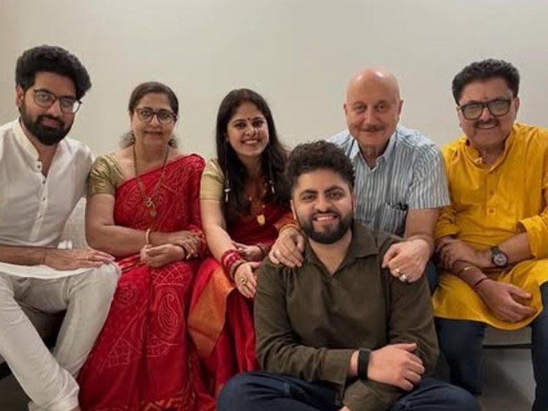 कुछ लोग जीवन में मजबूत सहारा बन जाते हैं...अशोक पंडित की फैमिली से मिलकर गदगद अनुपम खेर