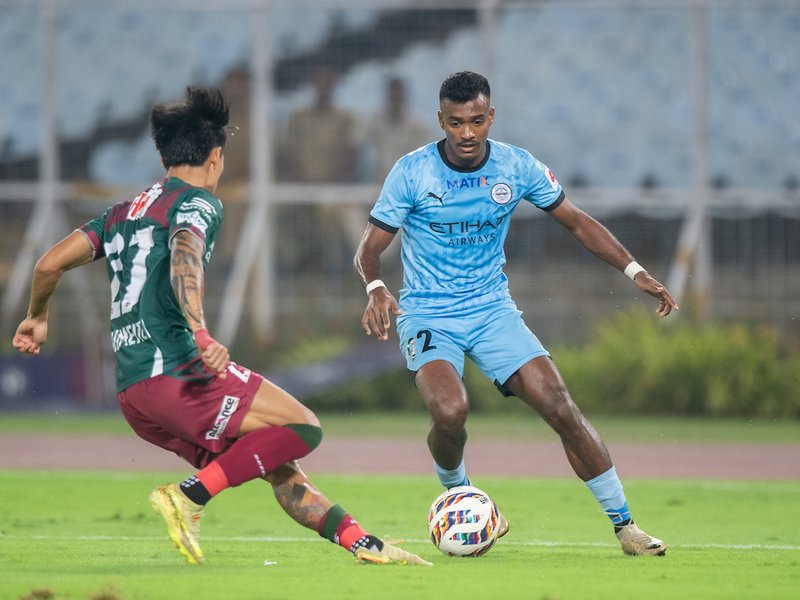 Phurba Lachenpa resolute Mumbai defence shut out Mohun Bagan Super Giant to go top of the Indian Super League (ISL) 2025-26 at the Vivekananda Yuba Bharati Krirangan in Kolkata on Friday. Photo credit: AIFF