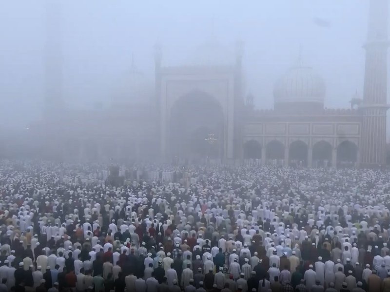 जामा मस्जिद में लोगों ने अदा की ईद-उल-फितर की नमाज, देश में अमन और भाईचारे की मांगी दुआ 