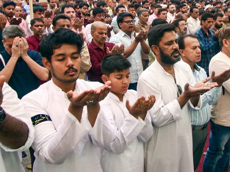 उत्तर प्रदेश में ईद की रौनक: पुख्ता इंतजामों के बीच मांगी गई अमन की दुआ, नेताओं ने दी बधाई