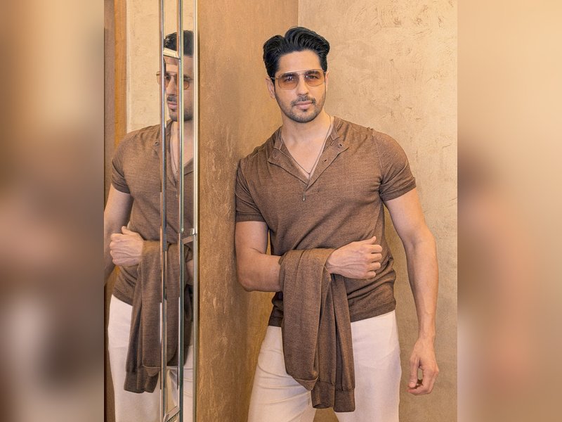 Sidharth Malhotra, Madhuri Dixit, Akshay Kumar & others wish on Eid & Navroze