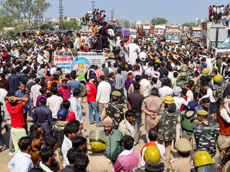 मथुरा हंगामे पर एसएसपी श्लोक कुमार ने कहा, 'बाहरी लोगों ने फैलाई थी अफवाह, सड़क दुर्घटना में हुई फरसा बाबा की मौत'