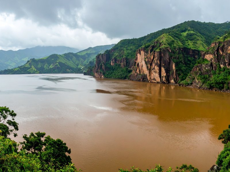 ऐसी झील, जहां खूबसूरती और खौफ साथ-साथ रहते हैं;1986 में बरसी थी मौत