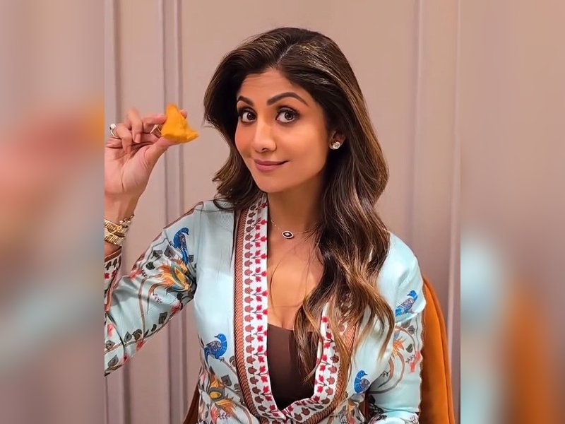 Shilpa Shetty's Sunday binge is all about Samosa love