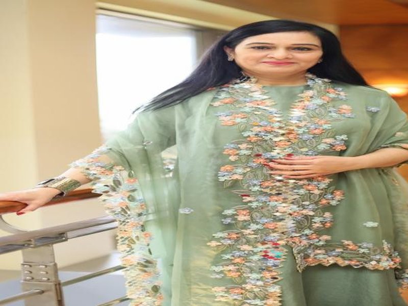 Padmini Kolhapure shares a soulful rendition of 'Madhuban Khushboo Deta Hai'