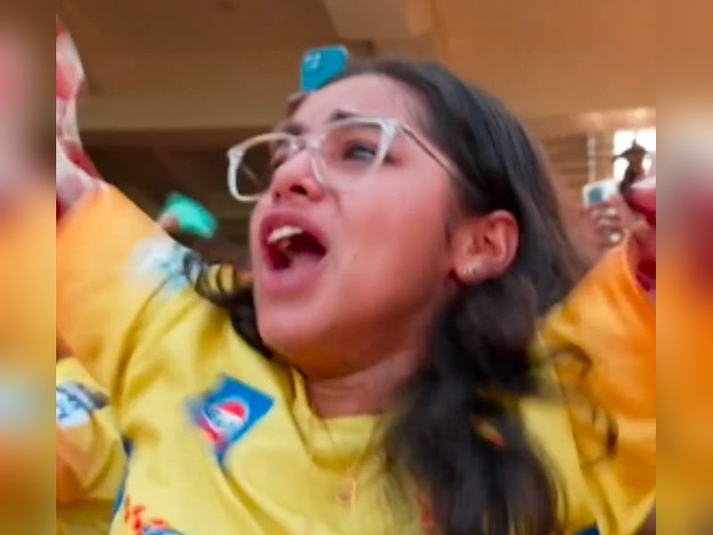 चिबंदरम स्टेडियम में गूंजा धोनी के नाम का शोर, माही को देखते ही भावुक हुई महिला फैन