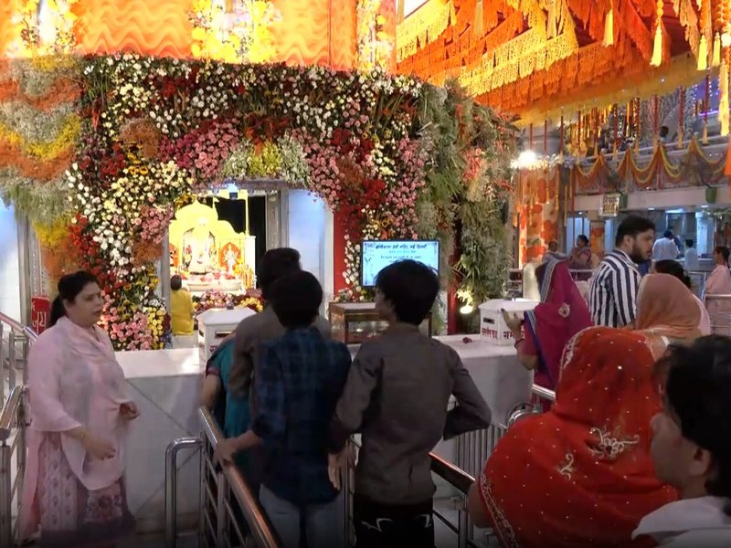 चैत्र नवरात्रि के पांचवें दिन झंडेवाला माता मंदिर में उमड़ा आस्था का सैलाब, स्कंद माता की भक्ति में डूबे श्रद्धालु