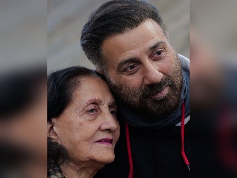Sunny Deol shares a rare photo with ‘Maa’ Prakash Kaur 