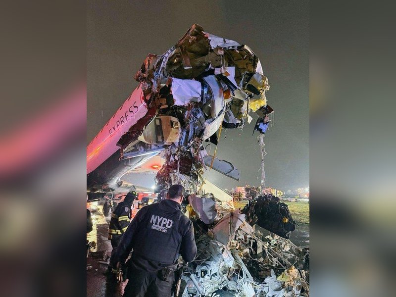 Two pilots killed as plane collides with fire truck at New York airport (Ld)