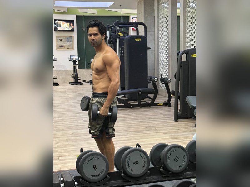 Varun Dhawan says 'Hai jawaani toh workout karna hain' as he flaunts his toned physique 