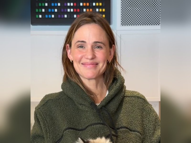 Jennifer Garner performs special song on saxophone for Reese Witherspoon as she turns 50