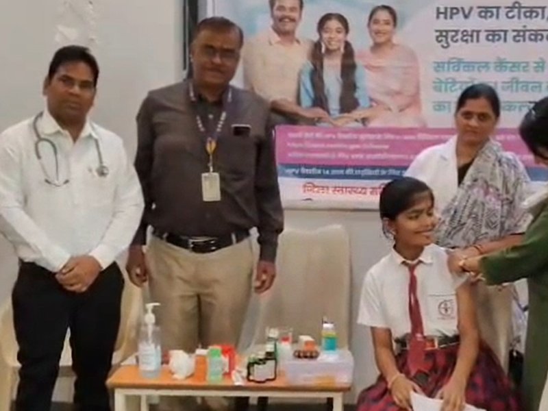 सर्वाइकल कैंसर से बचाव के लिए बुरहानपुर में स्कूली छात्राओं ने लगवाया एचपीवी वैक्सीन