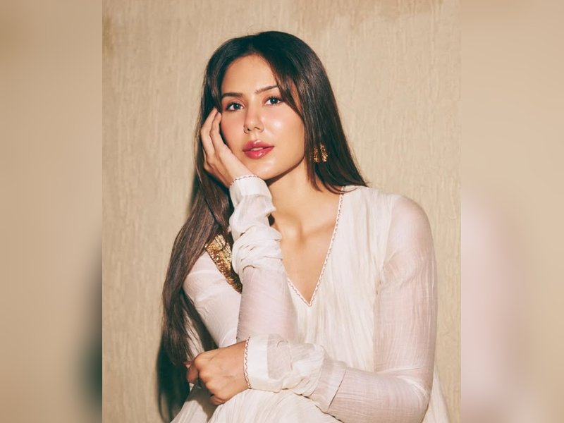 Sonam Bajwa pairs her love for moon with Satinder Sartaaj, Jasmine Sandlas’ soulful song