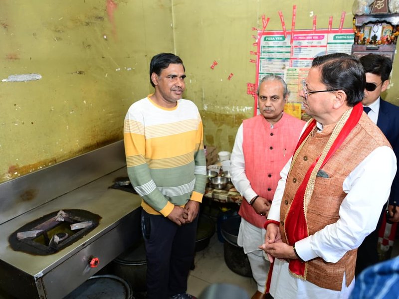 उत्तराखंड : सीएम पुष्कर धामी ने रेस्टोरेंट में पहुंच लिया गैस आपूर्ति का जायजा