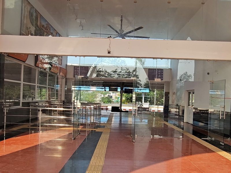 ओडिशा के पहले रेलवे स्टेशन पारलाखेमुंडी का कायाकल्प, एयरपोर्ट जैसी सुविधाएं पाकर खुश हुए यात्री