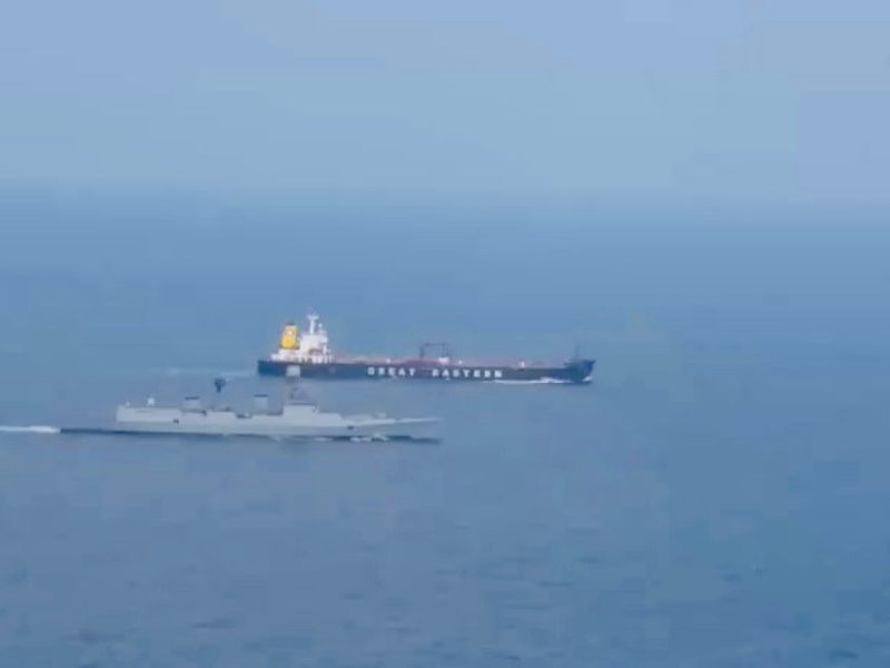 स्ट्रेट ऑफ होर्मुज को कैसे पार करना है, भारतीय फ्लैग्ड शिप्स को नेवी कर रही है गाइड