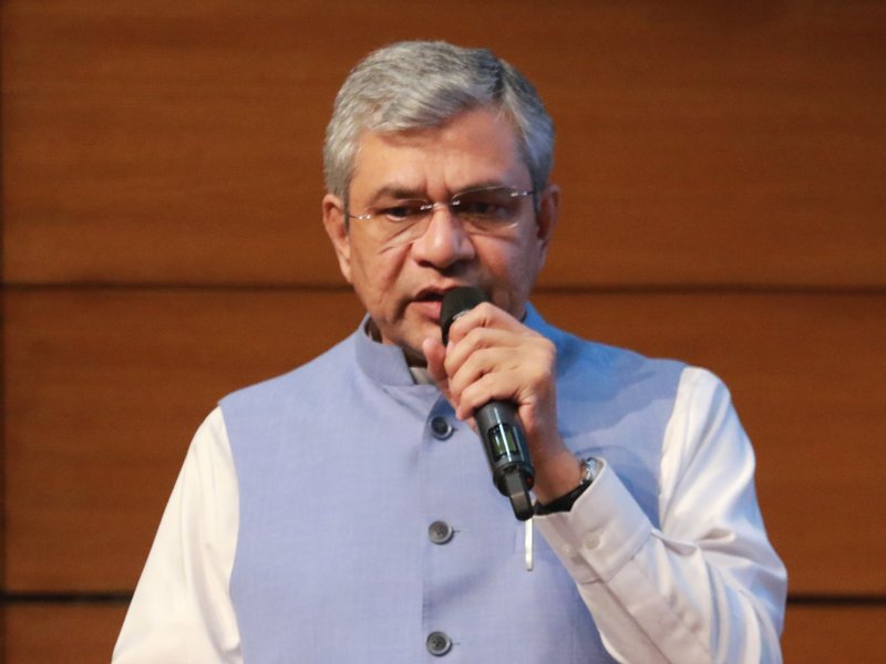 ऑनलाइन ट्रेन टिकट बुकिंग बढ़कर वित्त वर्ष 26 में 88 प्रतिशत हुई : केंद्र