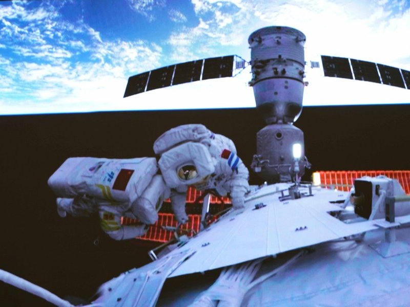 US officials, lawmakers warn of China edge in space shift