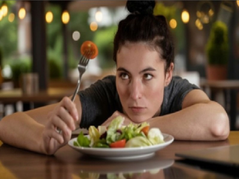 कुर्सी पर लंबे समय तक बैठकर काम करने वालों की सेहत को होता है नुकसान 