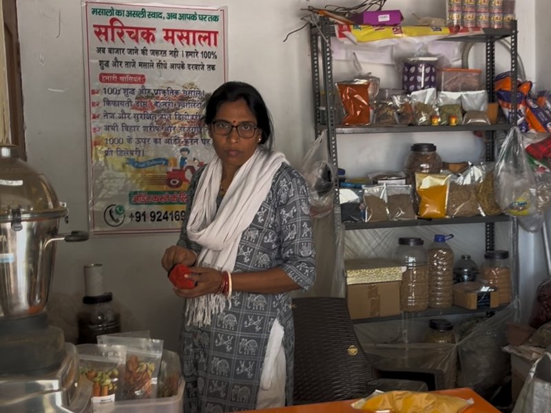 सिलाव की मंजुला ने 'पीएमएफएमई' योजना से खड़ा किया 10 लाख का मसाला उद्योग, 30 से अधिक लोगों को दिया रोजगार